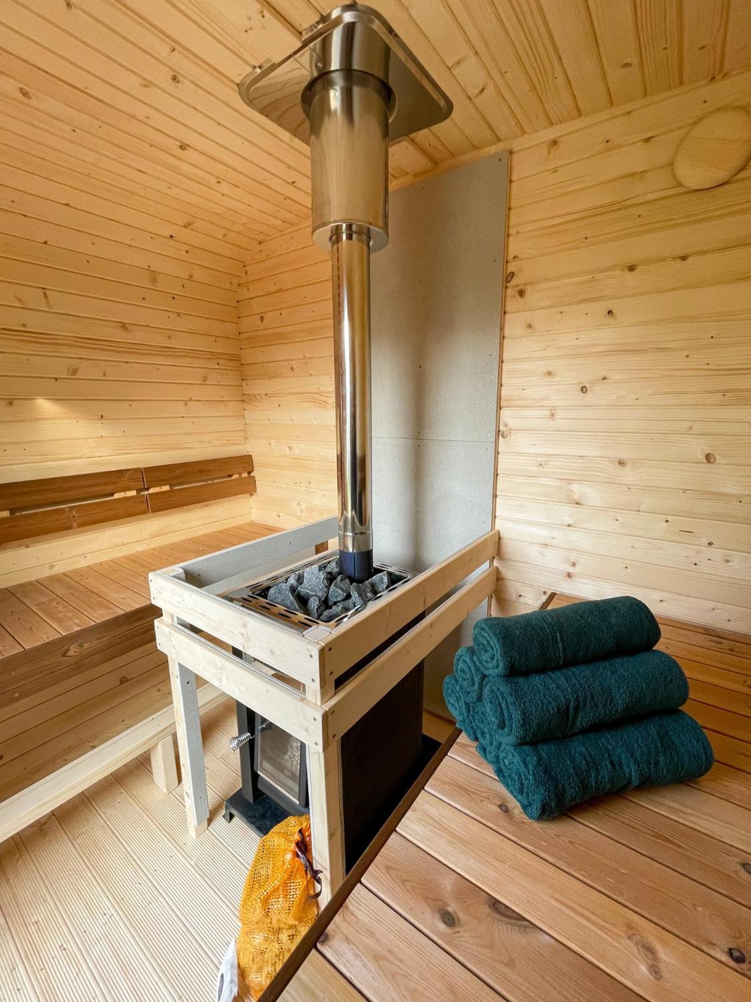 Lobsters In ' Wellness With Wood-fired Hottub, Private Sauna And Outdoor Shower ' Airco's ' Free Wifi ' Complimentary Bed Linen And Towels Heinkenszand