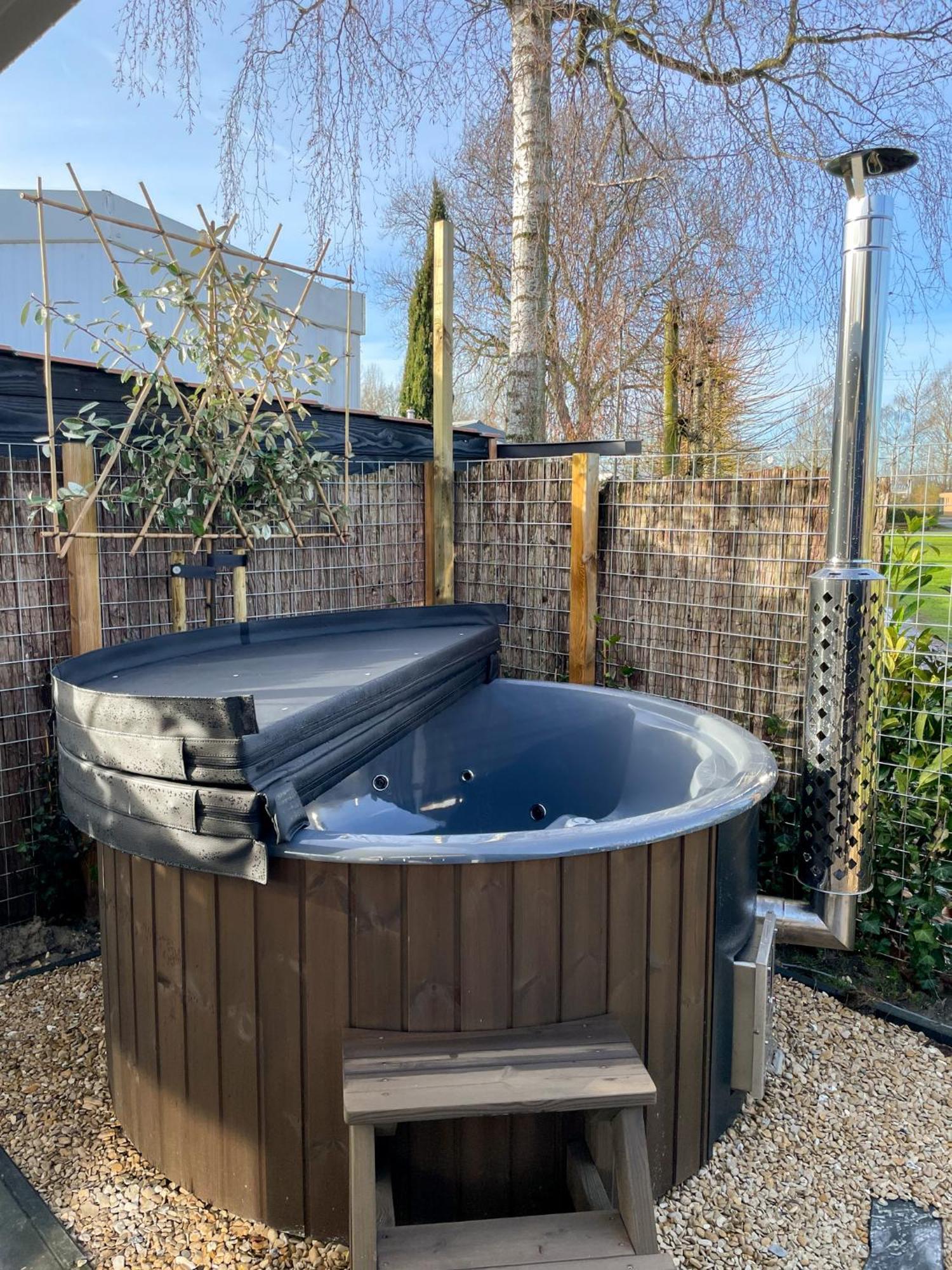 Apartment Lobsters In ' Wellness With Wood-fired Hottub, Private Sauna And Outdoor Shower ' Airco's ' Free Wifi ' Complimentary Bed Linen And Towels Heinkenszand