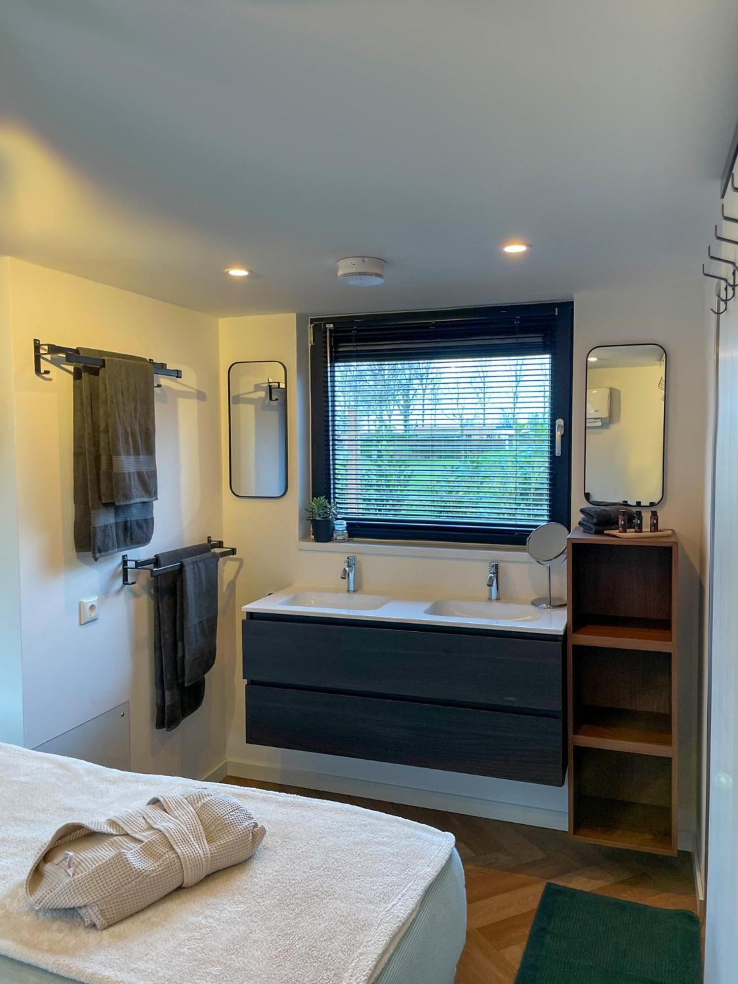 Lobsters In ' Wellness With Wood-fired Hottub, Private Sauna And Outdoor Shower ' Airco's ' Free Wifi ' Complimentary Bed Linen And Towels Heinkenszand